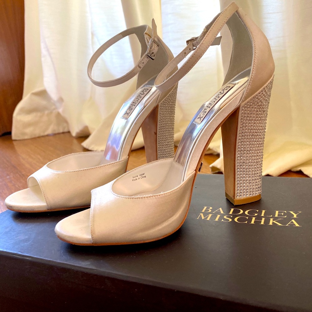 Badgley Mischka Ivory jeweled heels size 8.5